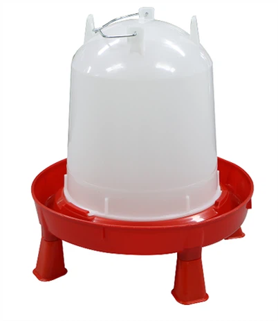 Geflügeltränke mit Beinen